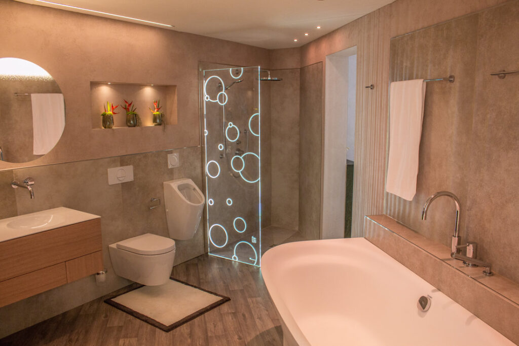 Fugenlose Wandgestaltung in einem Bad, edle softe Oberfläche in zarten Grautönen